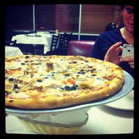 Foto diambil di Lizzano&amp;#39;s Pizza oleh Crystal Gel D. pada 4/1/2012