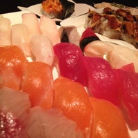 รูปภาพถ่ายที่ Fontana Sushi โดย Danny T. เมื่อ 6/21/2012