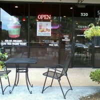 รูปภาพถ่ายที่ Yogertz Frozen Yogurt, Coffee &amp;amp; Espresso โดย Austin Shop Crawl N. เมื่อ 8/6/2012