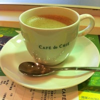 Photo taken at CAFÉ de CRIÉ 西新宿3丁目 by Fumio I. on 5/22/2012