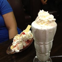 Photo taken at Lindy&amp;#39;s Chili &amp;amp; Gertie&amp;#39;s Ice Cream by Elias A. on 3/21/2012