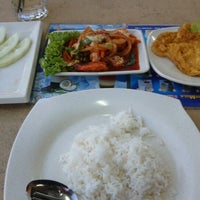 Photo taken at Restoran Ala Thai by Mohd Rashid Karimi A. on 7/22/2012