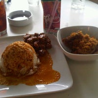 Снимок сделан в Restoran Bagindo - The Real Padang Cuisine пользователем Rushdi R. 2/2/2012