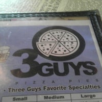 Foto tomada en Three Guys Pizza Pies - Lakeland  por Brandon P. el 8/30/2012
