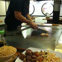 Foto tirada no(a) Osaka Japanese Steakhouse &amp;amp; Sushi Bar por Jessica B. em 4/23/2012