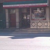 Photo prise au The Original Milano&amp;#39;s Pizza (Oakland) par jenadels le10/8/2011