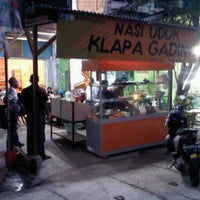 Foto tomada en Nasi Uduk Klapa Gading  por Mann O. el 8/12/2011