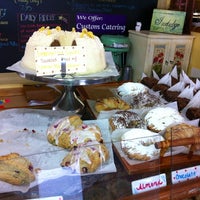 Foto scattata a Monicas Waterfront Bakery And Cafe da 💜ⓒⓗⓡⓘⓢⓣⓘⓝⓐ . il 3/19/2012