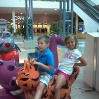 7/27/2012 tarihinde April B.ziyaretçi tarafından Crossroads Mall'de çekilen fotoğraf
