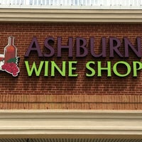 Photo prise au Ashburn Wine Shop par Sergio M. le8/4/2011
