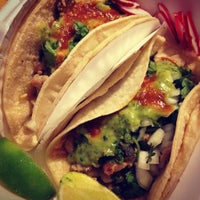 รูปภาพถ่ายที่ Tacos Morelos โดย Merissa เมื่อ 6/18/2012