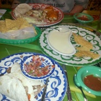 Foto tomada en La Mesa Mexican Restaurant  por Dane M. el 10/18/2011