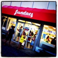 รูปภาพถ่ายที่ Sundaes The Ice Cream Place โดย Domenick Raymond เมื่อ 7/16/2011