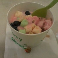 Photo taken at Yogoberry by Vinicius R. on 3/30/2012