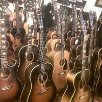 Foto tirada no(a) Retrofret Vintage Guitars por brian b. em 11/15/2011