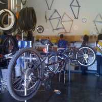 8/13/2011 tarihinde Brian C.ziyaretçi tarafından Sacramento Bicycle Kitchen'de çekilen fotoğraf