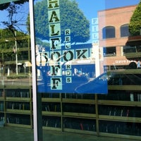 Foto tirada no(a) Half Off Books por chelsea r. em 9/2/2012