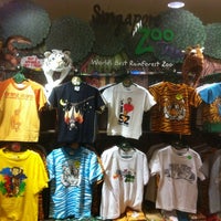 Photo taken at Singapore Zoo Gift Shop by Huijinn Laughlikeahsiaow L. on 10/1/2011