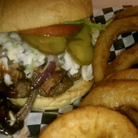 รูปภาพถ่ายที่ Brewburger&amp;#39;s โดย Katherine G. เมื่อ 1/27/2012