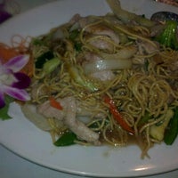 Foto tomada en Paya Thai Restaurant  por Leslie F. el 2/25/2012