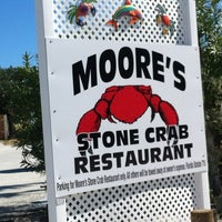 รูปภาพถ่ายที่ Moore&amp;#39;s Stone Crab Restautant โดย Ali R. เมื่อ 11/27/2011