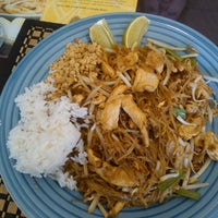 Foto scattata a Kinaly Thai Restaurant da Marina F. il 5/21/2012
