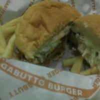 Foto tomada en Gabutto Burger  por TJ M. el 12/21/2011