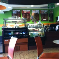 Foto diambil di Carpoozi Cafe and Squeeze oleh Joey M. pada 8/21/2012