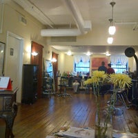 Foto tirada no(a) Serenity Salon por Theresa M. em 4/27/2012