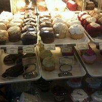 Das Foto wurde bei Say It With Sugar Cake Shop von K. D. am 6/25/2011 aufgenommen