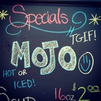รูปภาพถ่ายที่ Mojo Cafe &amp;amp; Drive Thru โดย Erika เมื่อ 7/13/2012