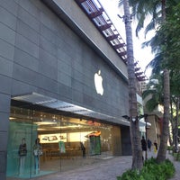 Photo taken at Apple Royal Hawaiian by Keiichi K. on 8/6/2012