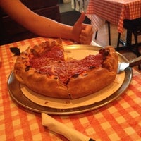 Foto tomada en Rosati&amp;#39;s Pizza  por Brittany R. el 8/15/2012