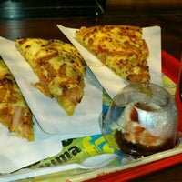 Foto diambil di Pizza Hut oleh Nuno M. pada 12/16/2011