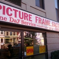 Foto tirada no(a) Picture Frame Factory por Liz G. em 3/9/2012