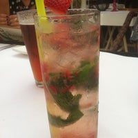 6/22/2012 tarihinde John K.ziyaretçi tarafından Chameleon Restaurant and Bar'de çekilen fotoğraf