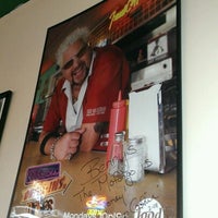 รูปภาพถ่ายที่ Benny&amp;#39;s Seafood Restaurant 1 โดย Eduardo เมื่อ 6/20/2012
