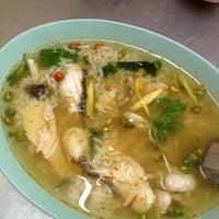 Photo taken at พรเจริญต้มหัวปลา (ข้าวต้มปลา) by Wiraporn K. on 7/12/2012