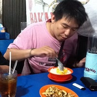 Photo taken at Seafood 68 Bandengan by SiikecilNiaragustinne .. on 7/2/2012