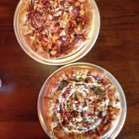 รูปภาพถ่ายที่ Top It Pizza โดย Jared H. เมื่อ 4/25/2012