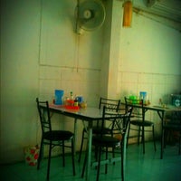 Photo taken at ร้านข้าวป้าแป๋ว อาหารตามสั่ง by Singha on 4/3/2012