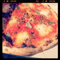 Das Foto wurde bei Pitruco Mobile Wood-Fired Pizza von Tatiana A. am 2/27/2012 aufgenommen