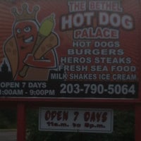 8/11/2012にRichard M.がBethel Hot Dog Palaceで撮った写真