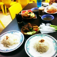 Photo taken at MakanShiok! by Helmy S. on 3/8/2012