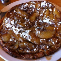 Foto scattata a Apple Villa Cafe - Catering da Leon C. il 4/29/2012