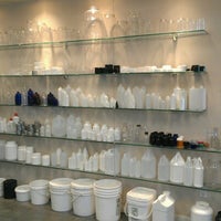 รูปภาพถ่ายที่ General Bottle Supply โดย Chicks With Knives เมื่อ 6/27/2012