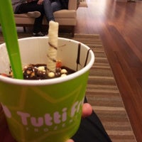 Photo taken at Tutti Frutti Frozen Yogurt by Renan L. on 8/4/2012