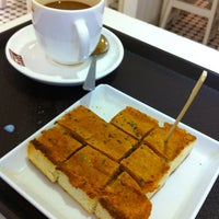 Photo taken at Toast Box 土司工坊 by Raymond C. on 5/28/2012