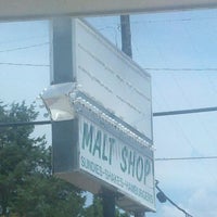 Foto tomada en The Malt Shop  por Lindsey S. el 5/15/2012