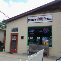 Foto tirada no(a) Mike&amp;#39;s Stone Baked Pizza por Sweet Tea &amp;amp; Bourbon em 7/7/2012